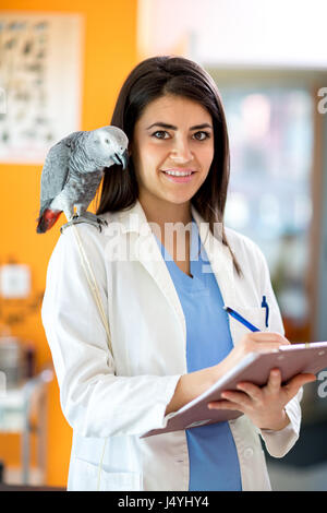 Ritratto di giovane bella veterinario presso la clinica Foto Stock