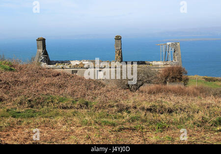 Abbandonato rovinato agriturismo edificio sulla costa occidentale dell'isola di Cape Clear, County Cork, Irlanda, Repubblica Irlandese Foto Stock