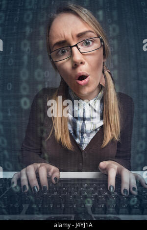 Deluso donna digitando su una tastiera davanti allo schermo di un computer Foto Stock