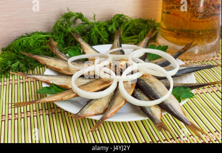 Affumicati pesci piccoli (kilka, spratto, aringa) e birra Foto Stock