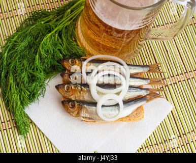 Affumicati pesci piccoli (kilka, spratto, aringa) e birra Foto Stock