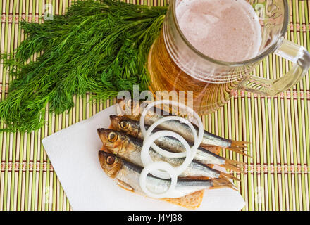 Affumicati pesci piccoli (kilka, spratto, aringa) e birra Foto Stock