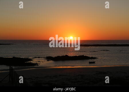 Il tramonto sul mare e spiaggia a Port Nolloth, nel nord della provincia del Capo, in Sud Africa e Africa. Foto Stock