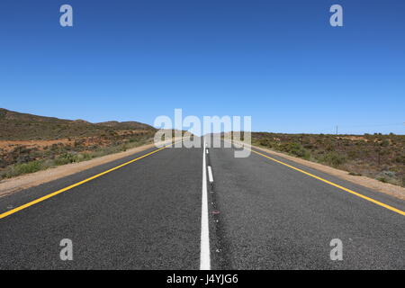 Aperta la strada tra Port Nolloth e la città di springbok, nel nord della provincia del Capo, in Sud Africa e Africa Foto Stock