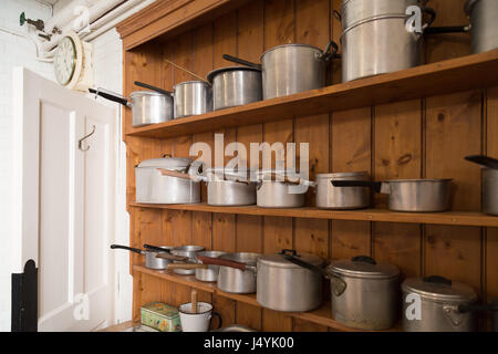 Raccolta di vecchie pentole in legno kitch dresser Foto Stock