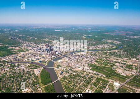 Proliferazione urbana nei dintorni di Des Moines, Iowa visto da 10.000 piedi Maggio 6, 2017. Foto Stock