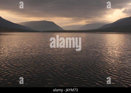 Ayan lago nella tabella montagne. Altopiano Putorana. Riserva Putorana. A nord della Russia. La Siberia. Foto Stock