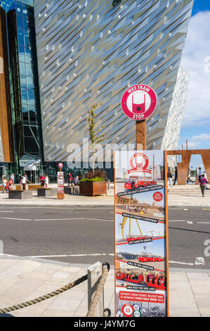 Un Wee fermata del tram al Titanic Edificio, Belfast. Il Wee Tram tours Titanic Quarter Foto Stock