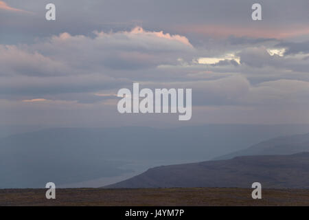 Ayan lago nella tabella montagne. Altopiano Putorana. Riserva Putorana. A nord della Russia. La Siberia. Foto Stock