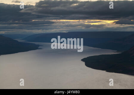 Ayan lago nella tabella montagne. Altopiano Putorana. Riserva Putorana. A nord della Russia. La Siberia. Foto Stock