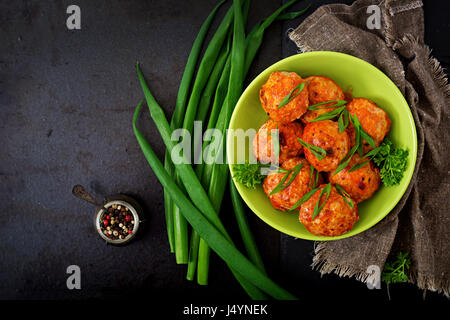 Le polpette di carne cotta di filetto di pollo in salsa di pomodoro. Lay piatto. Vista superiore Foto Stock