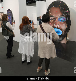 Le persone stanno osservando i video installazioni da Tony Oursler a ART COLOGNE. Foto Stock