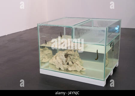 Questa arte chiamata Prognosticator di Bruno Botella con i faggi viventi costa 12000€. L'artista lavorava in acqua con plastilina mentre i sanguinetti succhiavano sangue. Foto Stock