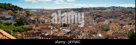 Ampia vista panoramica su Baixa e Castelo de Sao Jorge da Alfama, Lisbona, Portogallo Foto Stock