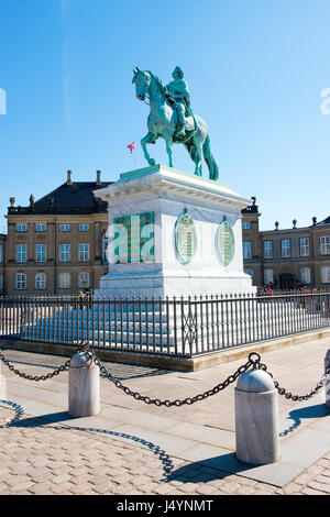 Statua di re Federico V di Danimarca e Norvegia. Situato nel centro della piazza fuori i palazzi reali di Amalienborg Slot, centrale di Copenhagen. Foto Stock