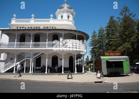 Fremantle,WA,Australia-November 13,2016: Persone e rilassanti passeggiate intorno al vecchio Esplanade Hotel nel centro cittadino di Fremantle, Western Australia. Foto Stock