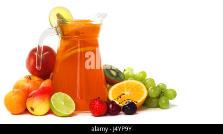 Un vasetto di succo e pila mista di verdure isolati su sfondo bianco Foto Stock