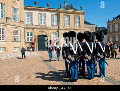 Cambio della guardia al Palazzo Reale di Amalienborg a Copenhagen, in Danimarca. Foto Stock