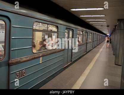 Una linea 3 Budapesti metró treno (EV3 tipo) di Budapest, Ungheria. Foto Stock