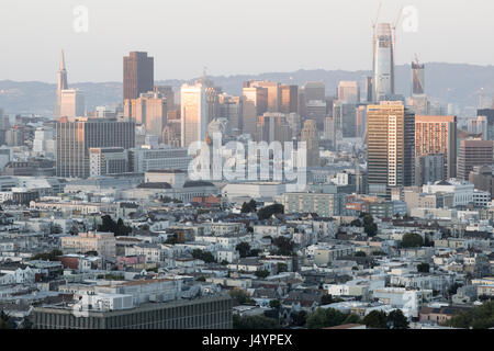 Le luci del tramonto su San Francisco Downtown. Foto Stock