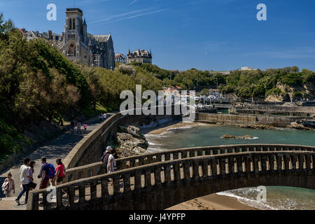 Porto di pesca o di Port Vieux, e la chiesa Sainte Eugenie, Biarritz, Francia, Foto Stock