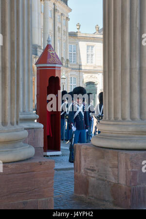 Cambio della guardia reale presso il Palazzo Reale di Amalienborg a Copenhagen, in Danimarca. Foto Stock