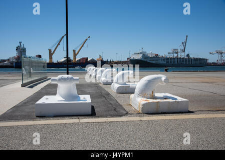 Ormeggi bianco sul lungomare dock con commerciale visualizzazione dock, nautico navi e grandi gru in un giorno chiaro a Fremantle, Western Australia. Foto Stock