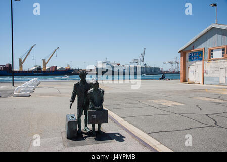 Fremantle,WA,Australia-November 13,2016: scultura in bronzo,magazzino commerciale, dock, gru e vettore di bestiame in Fremantle, Western Australia. Foto Stock