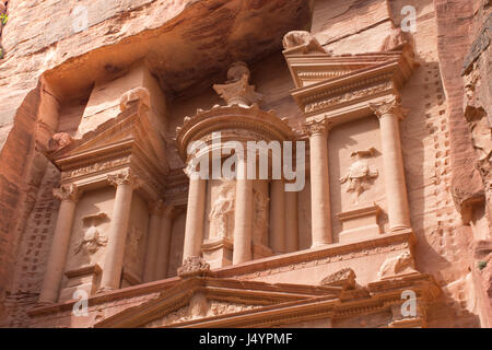 Chiudere fino al tesoro, un antico edificio in petra, Giordania. Pietra di colore arancione con colonne scolpite da Nabataens è una delle sette meraviglie del mondo Foto Stock