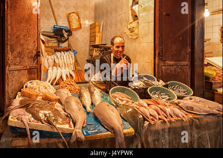 FEZ, in Marocco - 18 febbraio 2017: un uomo non identificato la vendita di pesci e frutti di mare in una strada del mercato di Fez, Marocco Foto Stock