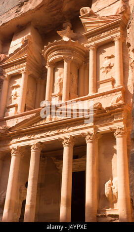 Chiudere fino al tesoro, un antico edificio in petra, Giordania. Pietra di colore arancione con colonne scolpite da Nabataens è una delle sette meraviglie del mondo Foto Stock