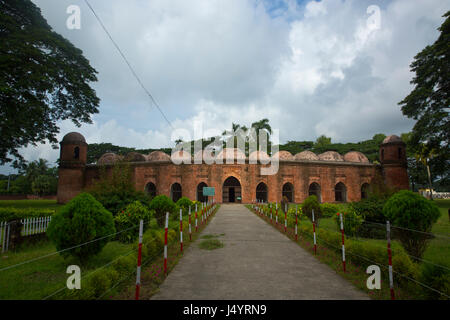 Sessanta cupola moschea di Bagerhat, un sito patrimonio mondiale dell'UNESCO del Bangladesh. Foto Stock