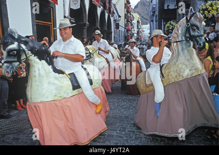 Cavalli in legno sulla sfilata durante la celebrazione della discesa della Madonna delle Nevi fiesta, Santa Cruz de la Palma la Palma Isole Canarie Spagna, Foto Stock