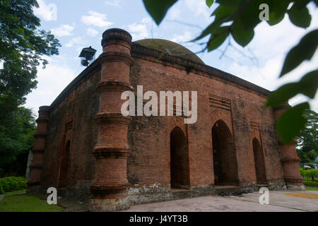 Il Singair moschea di Bagerhat. Si tratta di una singola-cupola Moschea, situata proprio di fronte alla Shait Gumbad moschea, Bangladesh. Foto Stock