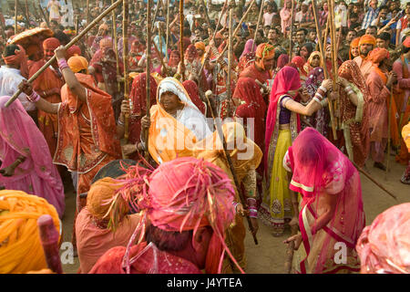 La gente celebra, lathmar Holi festival, mathura, Uttar Pradesh, India, Asia Foto Stock