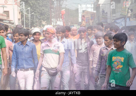 I popoli celebrare Holi festival, mathura, Uttar Pradesh, India, Asia Foto Stock