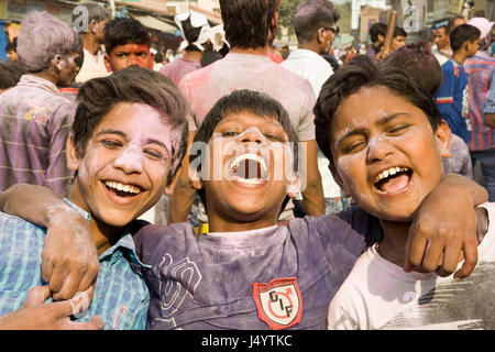 I popoli celebrare Holi festival, mathura, Uttar Pradesh, India, Asia Foto Stock