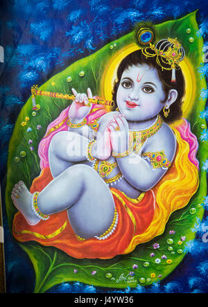 Bambino Lord Krishna pittura, suonare lo strumento musicale flauto, seduto su foglia verde, Vrindavan, Mathura, Uttar Pradesh, India, Asia, Asia, India Foto Stock