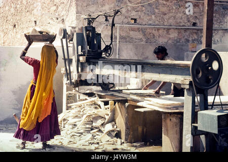 La donna nella fabbrica di marmo, India, Asia Foto Stock