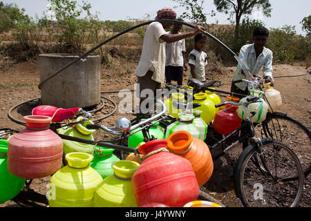 L'uomo acqua di riempimento in pentola, Karnataka, India, Asia Foto Stock