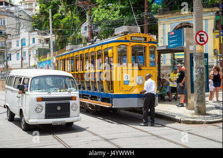 RIO DE JANEIRO - Gennaio 31, 2017: attendere i passeggeri a bordo di un tradizionale street auto nel centro storico di Santa Teresa di quartiere. Foto Stock