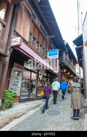 Kobe, Giappone - Marzo 2016: piccolo viale con negozi di souvenir e negozi nella primavera calda village di Arima Onsen a Kobe, Giappone Foto Stock