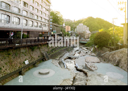 Kobe, Giappone - Marzo 2016: primavera calda corrente fluente passare dal centro città di Arima Onsen in Kita-ku, Kobe, Giappone. Foto Stock