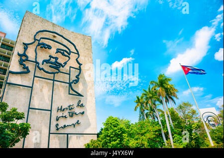 L'Avana - circa giugno, 2011: bandiera cubana vola accanto a larga scala ritratto del rivoluzionario Che Guevara in Plaza de la Revolucion. Foto Stock