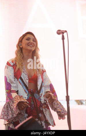 Julia Michaels effettuando al 2017 KIIS FM Wango Tango presso il Centro StubHub il 13 maggio 2017 a Carson, California. Foto Stock