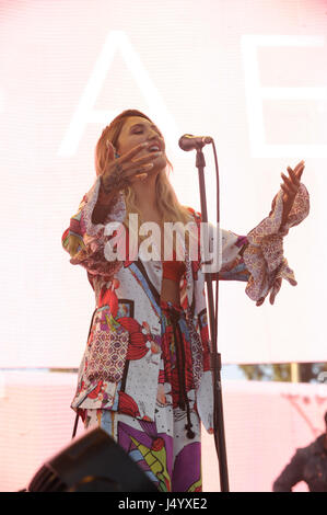 Julia Michaels effettuando al 2017 KIIS FM Wango Tango presso il Centro StubHub il 13 maggio 2017 a Carson, California. Foto Stock