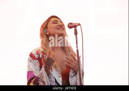 Julia Michaels effettuando al 2017 KIIS FM Wango Tango presso il Centro StubHub il 13 maggio 2017 a Carson, California. Foto Stock