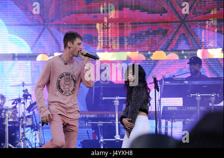 Machine Gun Kelly e Camila Cabello effettuando al 2017 KIIS FM Wango Tango presso il Centro StubHub il 13 maggio 2017 a Carson, California. Foto Stock