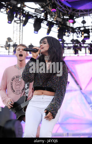 Machine Gun Kelly e Camila Cabello effettuando al 2017 KIIS FM Wango Tango presso il Centro StubHub il 13 maggio 2017 a Carson, California. Foto Stock