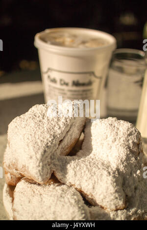 Caffè & Beignets al Cafe Du Monde 800 Decatur St, New Orleans LA 70116 Foto Stock